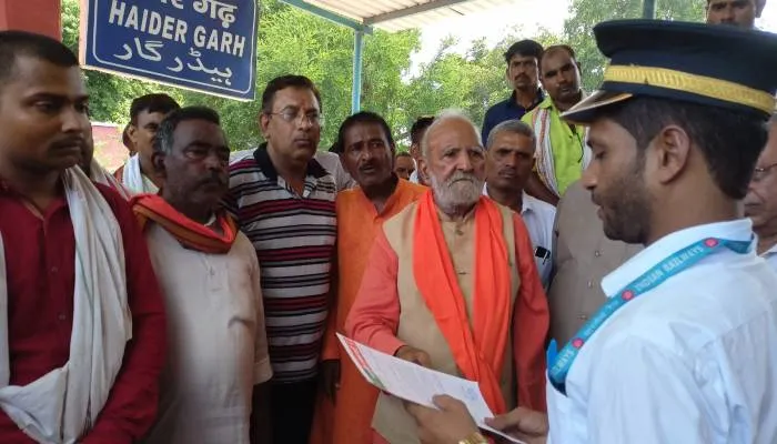 बाराबंकी: अपनी ही सरकार के खिलाफ सड़क पर उतरे पूर्व विधायक सुंदरलाल दीक्षित, जानें वजह
