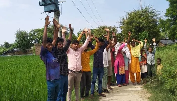 बहराइच: ट्रांसफार्मर न बदले जाने से नाराज ग्रामीणों ने किया प्रदर्शन