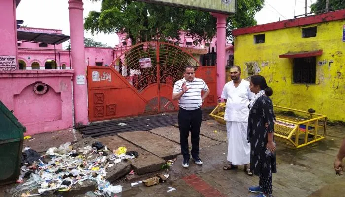 अयोध्या: श्रीराम अस्तपाल के गेट पर मिला बायो मेडिकल वेस्ट, कमिश्नर बोले- नोटिस भेजो
