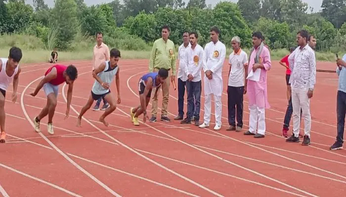 अयोध्या: खेलकूद प्रतियोगिता में खिलाड़ियों ने दिखाया दम, पुरस्कार मिला तो खिले चेहरे