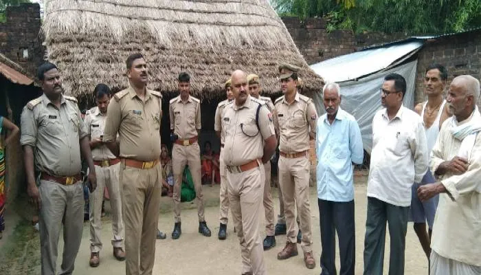 अयोध्या: नशेड़ी बेटे ने डंडे से पीट-पीटकर मां को उतारा मौत के घाट, आरोपी की तलाश में जुटी पुलिस