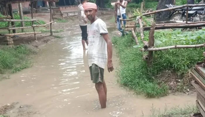 रायबरेली: जल निकासी बंद होने से विधायक के गांव में घुसा बरसात का पानी, ग्रामीण परेशान