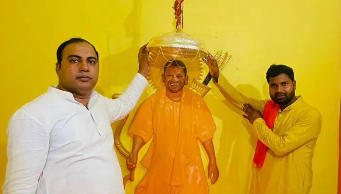 अयोध्या के योगी मंदिर पहुंचे अमित जानी, बताया कलयुग का अवतार, अर्पित किया सवा किलो चांदी का छत्र