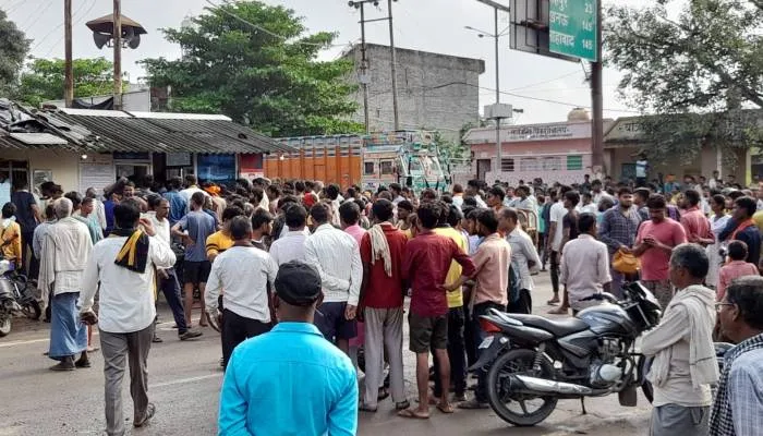 फतेहपुर: ट्रक की टक्कर से छात्रा की मौत, भीड़ ने चालक को पीटा