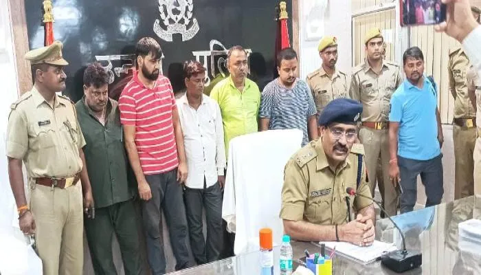 उन्नाव पुलिस ने पांच जुआरियों को किया गिरफ्तार, 1.74 लाख रुपये, बाइक और कार बरामद