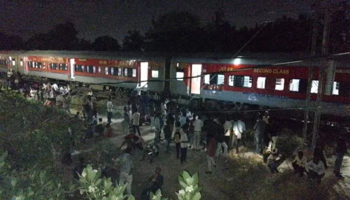 अयोध्या: रेल प्रखंड पर दो जगह टूटा ओएचई केबल, 50 मिनट खड़ी रही सियालदह व किसान एक्सप्रेस