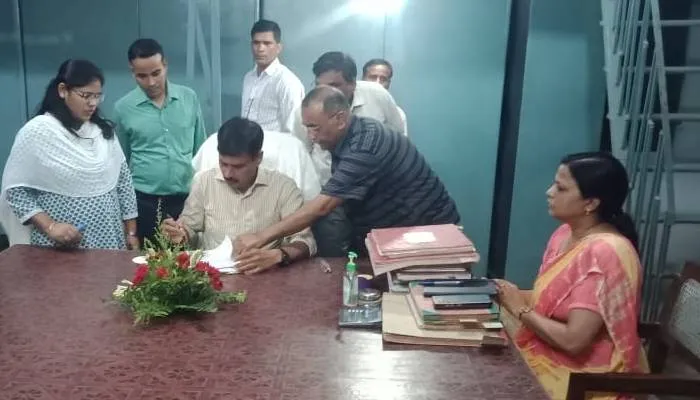 हरदोई: नवागत जिलाधिकारी एमपी सिंह ने संभाला कार्यभार