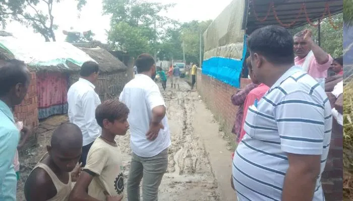 बहराइच: मरी माता मंदिर का डीएम ने किया निरीक्षण, कीचड़ देखे हुए नाराज