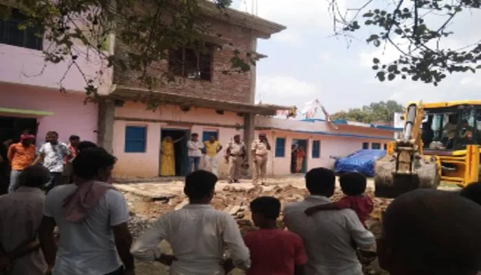 बहराइच: कब्जेदारों के विरुद्ध रेलवे का चला बुलडोजर, तोड़े गए अवैध निर्माण