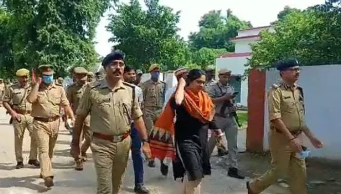 उन्नाव: एडीजी जोन पहुंचे उन्नाव, पुलिस लाइन का किया निरीक्षण