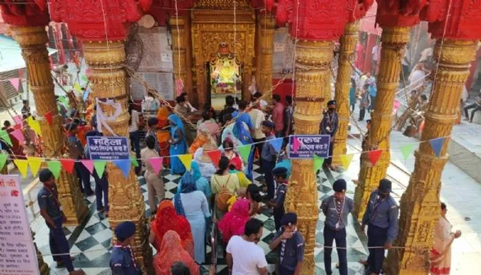 शारदीय नवरात्रि: चौथे दिन कुष्मांडा दरबार में श्रद्धालुओं की उमड़ी भीड़