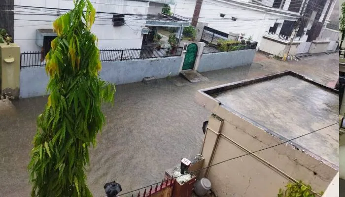 लखनऊ: सुबह से लगातार हो रही बारिश ने बढ़ाई राजधानीवासियों की मुश्किलें, घरों में कैद हुये लोग