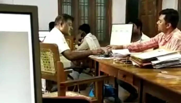 बहराइच: एपीओ का ऑफिस में रिश्वत लेते वीडियो इंटरनेट पर हुआ वायरल, बीडीओ ने मांगा स्पष्टीकरण