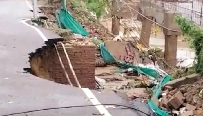 लखनऊ: गोमतीनगर रेलवे कामर्शियल कॉम्पलेक्स की गिरी बाउंड्री, रेल प्रशासन में मचा हड़कंप