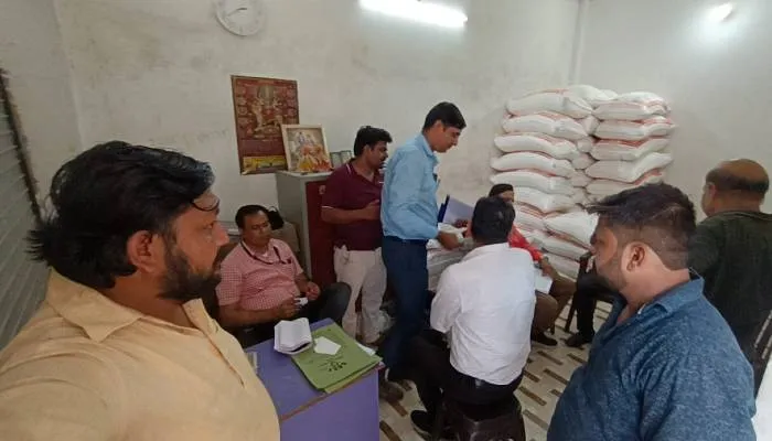 बहराइच: सेल टैक्स कमिश्नर की छापेमारी से व्यापारियों में मचा हड़कंप