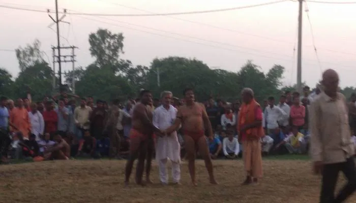 रायबरेली: शिक्षक दिवस पर पहलवानी के गुरु-शिष्य ने एक दूसरे से भिड़ाया पंजा, दिखाया दांव