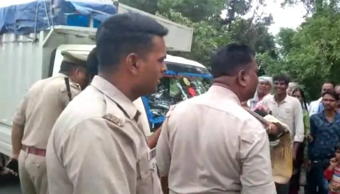 दुर्गेश हत्याकांड: पुलिस कार्यशैली से नाराज बरौनिया गांव के लोगों ने किया हाईवे जाम, प्रशासन के फूले हाथ-पांव