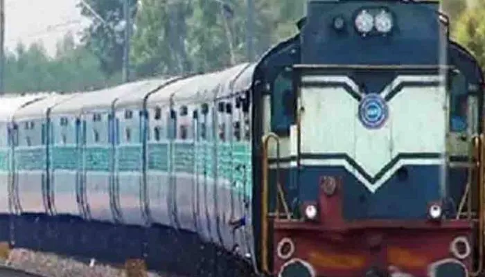 अयोध्या: फैजाबाद-दिल्ली एक्सप्रेस के एसी कोच में बेडरोल की सुविधा शुरू