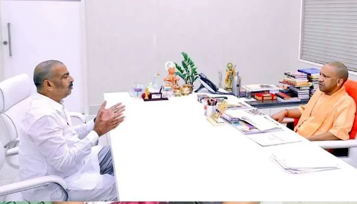 चित्रकूट: जब विधायक ने सीएम योगी से कहा- एनओसी न मिलने से बाधित हैं काम
