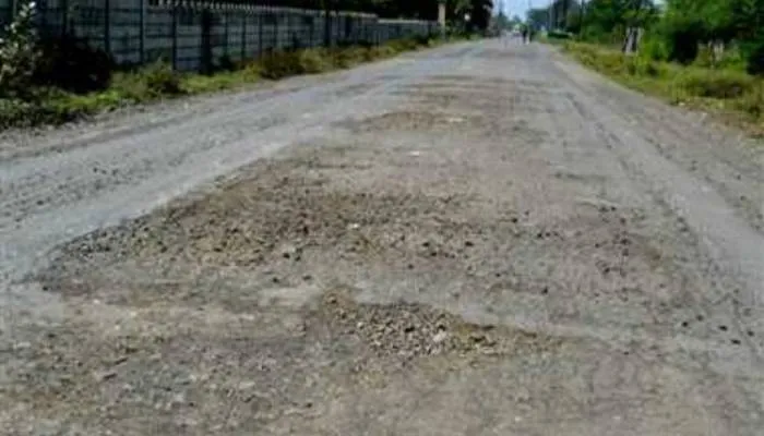 अयोध्या: राम वन गमन मार्ग का हिस्सा है ये जर्जर सड़क, स्कूली बच्चों व राहगीरों को करना पड़ता है दुश्वारियों का सामना