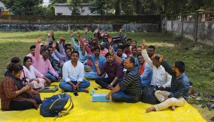 बहराइच: एनआरएलएम के संविदा कर्मियों ने मांगों को लेकर दिया धरना