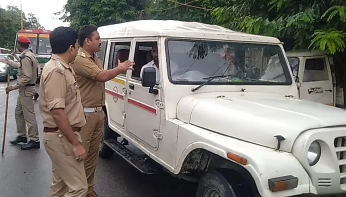 अयोध्या: यातायात पुलिस ने चलाया अभियान, 3 वाहन सीज, 93 का चालान