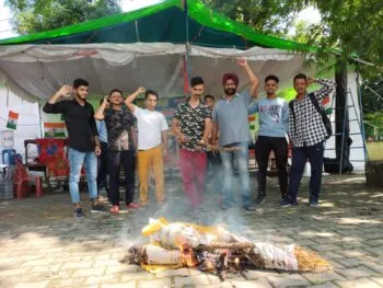 हल्द्वानी: बेरोजगारों ने भर्ती घोटाले में फूंका भाजपा व पूर्व कांग्रेस सरकार का पुतला