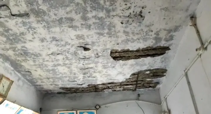 नैनीताल: बेतालघाट के राजकीय प्राथमिक विद्यालय तिवारी खोला में जर्जर छत के नीचे पढ़ने को मजबूर बच्चे