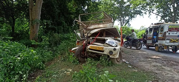 पेड़ से टकराई अनियंत्रित पिकअप, चालक की मौत
