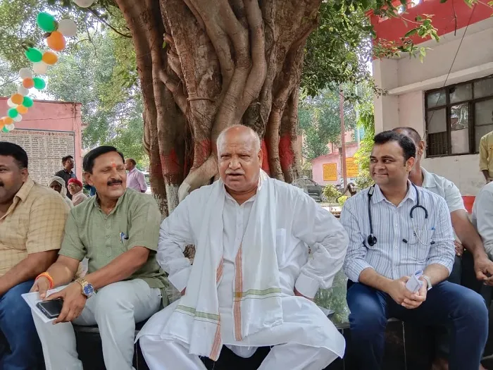 जनसमस्या सुनने को सांसद ने चबूतरे पर लगाई चौपाल
