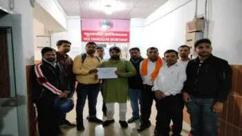 नैनीताल: परीक्षाओं के मूल्यांकन में अनियमितताएं पाए जाने पर छात्रों ने कुलपति को घेरा