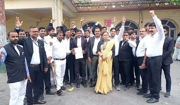 मुरादाबाद : अधिवक्ताओं ने की एडवोकेट प्रोटेक्शन एक्ट लागू करने की मांग, डीएम कार्यालय पर किया प्रदर्शन