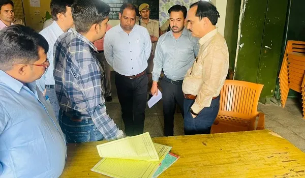 अमरोहा : डीएम ने एआरटीओ कार्यालय का किया निरीक्षण, कई अधिकारी और कर्मचारी मिले अनुपस्थित