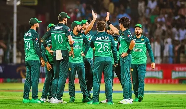 Asia Cup 2022 :  पूर्व क्रिकेटर मोहम्मद हफीज ने उड़ाया पाक खिलाड़ियों का मजाक, बोले- इन्हें देसी मुर्गियों के इंजेक्शन लगवाओ