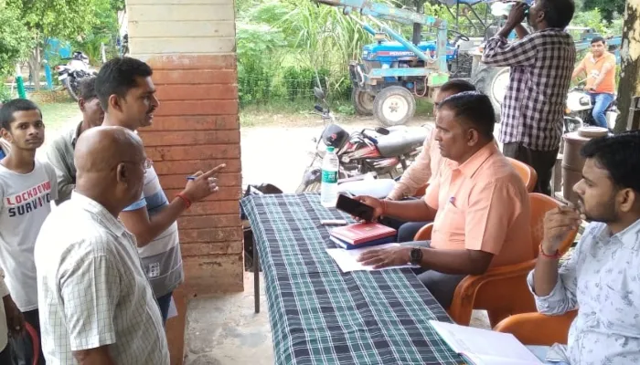 रायबरेली: बिजली कैंप में ग्रामीणों की चेतावनी, लाइन दुरुस्त नहीं हुई तो होगा आंदोलन
