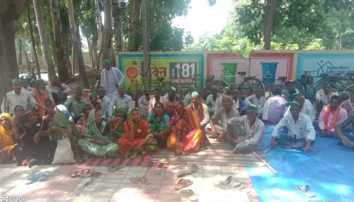 बहराइच: भाकियू ने ब्लॉक में दिया धरना, पांच सूत्रीय मांगपत्र बीडीओ को सौंपा