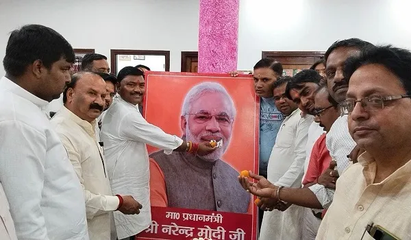 अमरोहा : भाजपाइयों ने केक काटकर मनाया प्रधानमंत्री नरेंद्र मोदी का जन्मदिन
