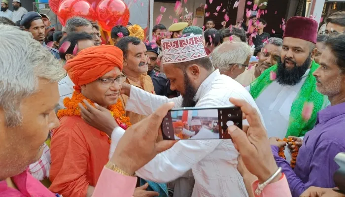 हरदोई: महावीर झण्डा मेले में दिखाई दी असली हिन्दुस्तान की तस्वीर, मुसलमानो ने श्रद्धालुओं पर बरसाए फूल