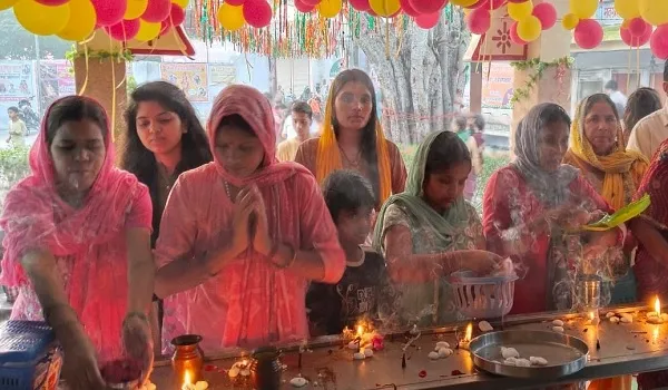 अमरोहा : नवरात्र के दूसरे दिन मां ब्रह्मचारिणी की पूजा-अर्चना कर मांगा आशीर्वाद