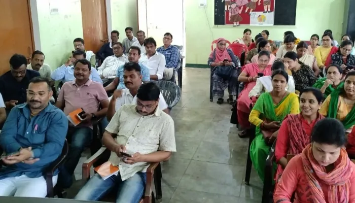 शिक्षक प्रशिक्षण: बावन बीआरसी पर हो रहे चार दिवसीय प्रशिक्षण में जुटे शिक्षक और शिक्षिकाएं