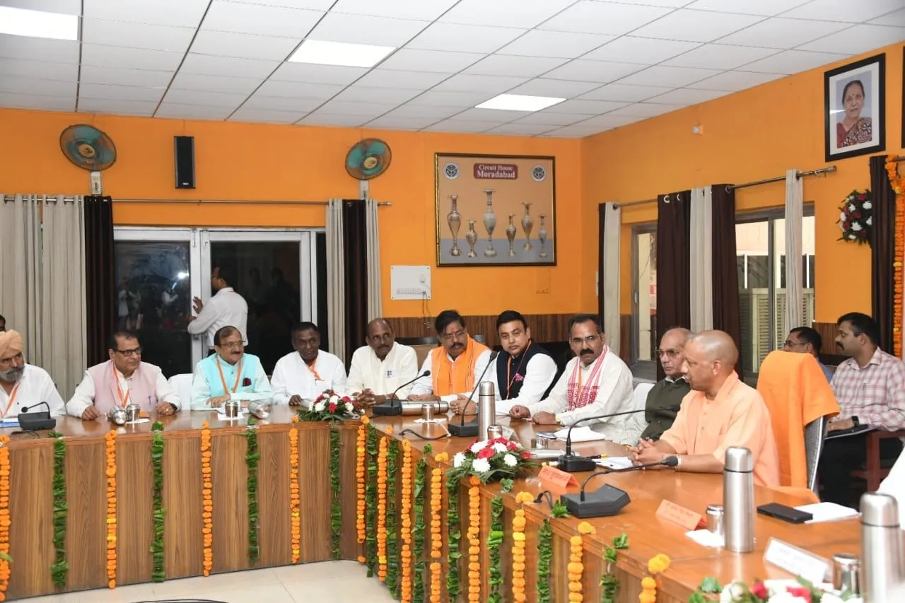 सर्किट हाउस में समीक्षा बैठक करते मुख्यमंत्री योगी आदित्यनाथ