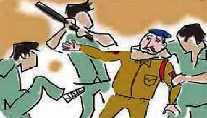 हरदोई : समन लेकर पहुंचे सिपाहियों से हाथापाई, एक महिला हिरासत में