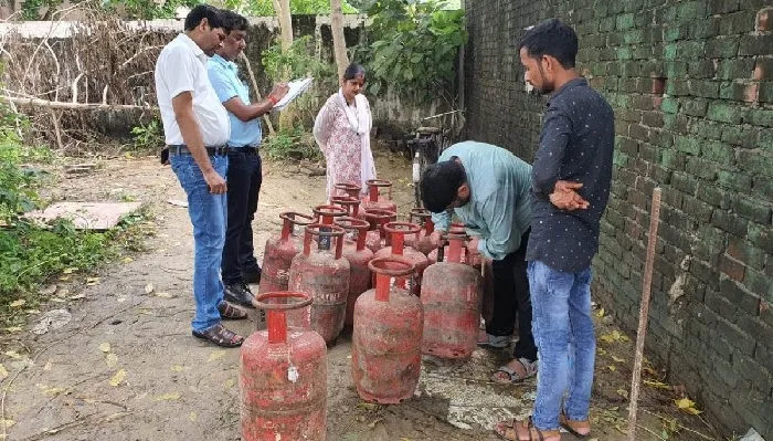 लखनऊ : सुनसान जगह में चल रही थी गैस रिफलिंग, छापेमारी में 15 सिलिंडर जब्त