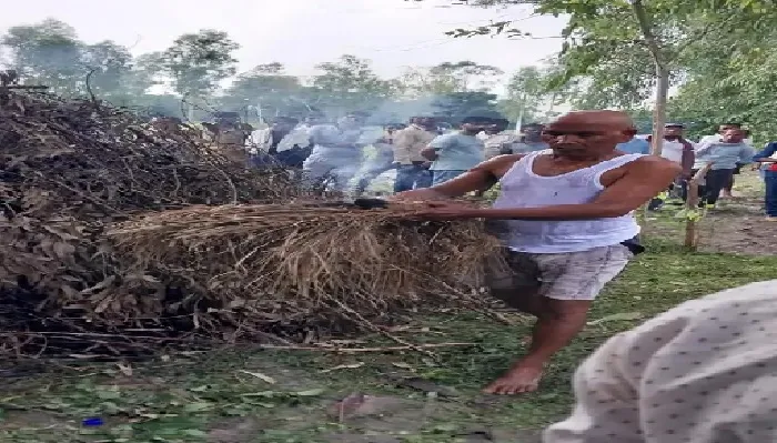 मुखाग्नि : जलने लगी चिताएं तो बहने लगे नैना, ग्रामीण बोले अलविदा बहना…