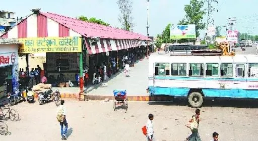 बरेली: सेटेलाइट चौराहे पर गैस कंपनी ने सरकारी जमीन पर किया अतिक्रमण