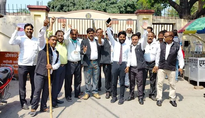 बरेली: अधिवक्ताओं का हल्लाबोल तेज, अनिश्चितकालीन हड़ताल की चेतावनी