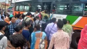 हल्द्वानी: रोडवेज स्टेशन में बसों का संकट, यात्री परेशान