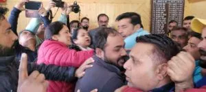ब्रेकिंग, नैनीताल: पोस्टर फाड़ने से गुस्साए रंगकर्मियों ने ईओ से की हाथापाई