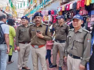 हल्द्वानी: डीआईजी ने लिया बाजार का जायजा, कर्मियों को दिए उपहार