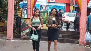 नैनीताल: रिमझिम बारिश में सैलानियों ने उठाया प्राकृतिक सुंदरता का लुत्फ